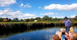 Le batelier du Ried sur sa barque